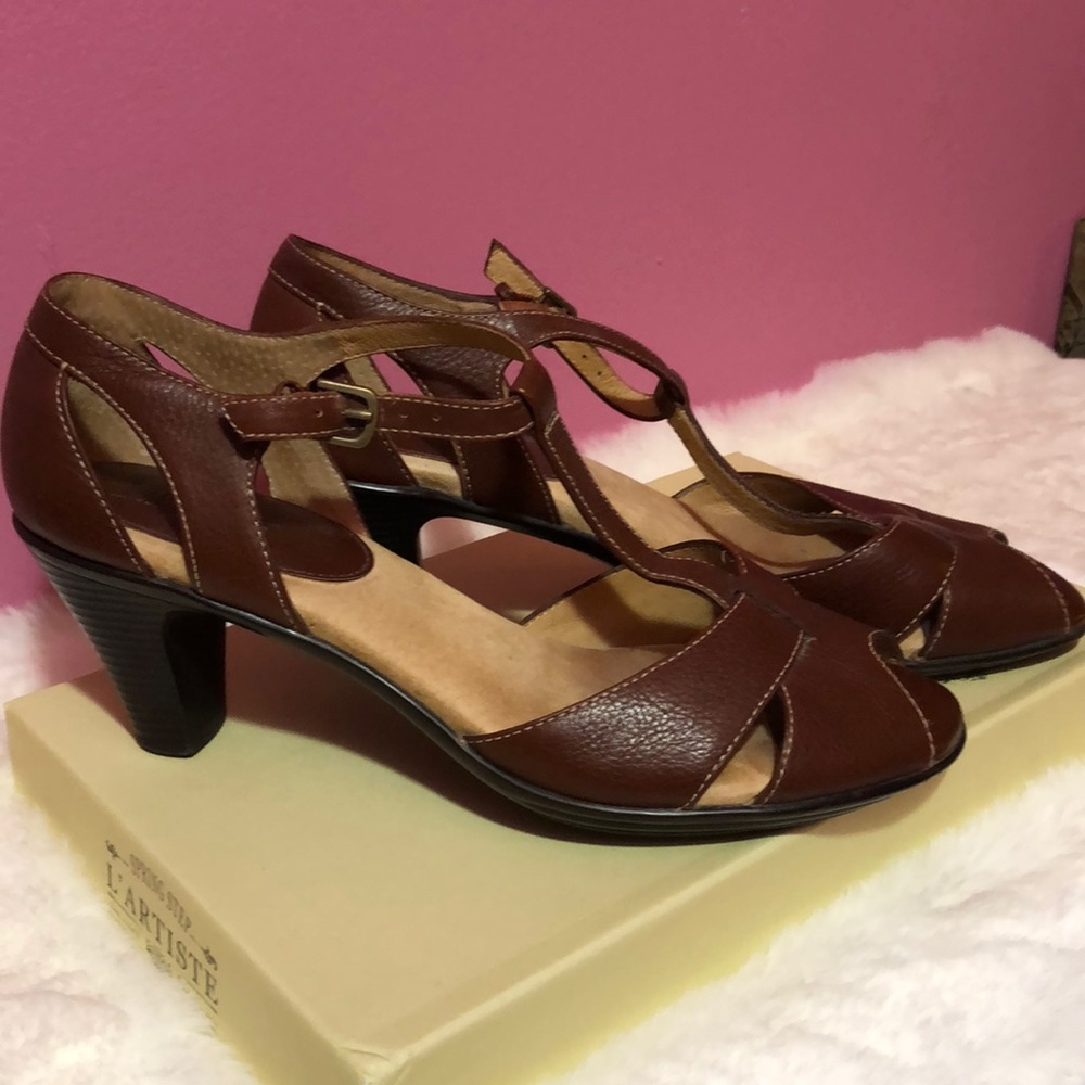 Softspots Brown t-strap sandals - Picture 3 of 8